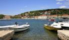 Sie müssen für einen Strandurlaub nicht um die halbe Welt jetten. Die Insel Hvar vor der kroatischen Küste - hier der Hafen von Jelsa - bietet ebenfalls sonnigen Urlaubskomfort. Und bei einem Gläschen Zlatan Plavac lässt es sich super mit der Strandbekanntschaft plaudern. Foto: flickr/Alex Proimos/Creative Commons Licence