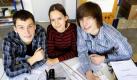 Den ersten Preis beim Geschichtswettbewerb des Bundespräsidenten zum Thema «Ärgernis, Aufsehen, Empörung: Skandale in der Geschichte» haben 16 Schüler aus Dresden gewonnen. In einem Dokumentarfilm beschäftigten sich die Zehntklässler des Hans-Erlwein-Gymnasiums mit den Dresdner Juristenprozessen 1947. Die Jury lobte die ausgezeichnete Quellenkritik und die sorgfältige und abwägende Analyse der Jugendlichen. Foto: dapd