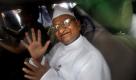Indian rights activist Anna Hazare waves to supporters from the back of a police van after he was detained prior to beginning a hunger strike in New Delhi, India, Tuesday, Aug. 16, 2011. The prominent activist who had announced an indefinite hunger strike to demand tougher anti-corruption laws was detained early Tuesday morning, police said. (AP Photo/Manish Swarup) Foto: dapd