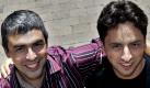 Die Gründer Suchmaschine Google Sergey Brin (r) und Larry Page (Archivfoto vom 07.07.2005) platzierten sich auf der neuen «Forbes»-Liste der 400 Reichsten der USA, die am Donnerstag (20.09.2007) veröffentlichtwurde, auf Rang fünf und sechs. Die beiden Jüngsten unter den Super-Reichen - mit einem Kontostand von je 18,5 Milliarden Dollar - schnellten damit von dem 12. und 13. Platz im Vorjahr auf eine Top-Ten-Position hoch.
 Foto: dpa