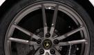 Pirelli P Zero Corsa-Sportreifen im Format 235/35 vorn und 295/30 an der Hinterachse verrichten ihren Dienst auf speziellen 19-Zoll-Felgen. Foto: pi