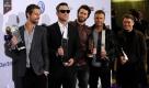 Die Mitglieder von Take That (v.l.n.r.): Jason Orange, Robbie Williams, Howard Donald, Gary Barlow und Mark Owen. Was Robbie Williams mit der Sonnebrille wollte, ist nicht bekannt. Er scherzte jedoch, dass er randvoll mit Medikamenten sei. Na dann, Gute Besserung, Robbie. Foto: ddp
