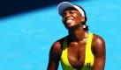 Venus Williams nach einem misslungendem Schlag bei den Australian Open in Melbourne. Sie spielte gegen die Chinesin Li Na, gegen die sie mit 6:2, 6:7 und 5:7 verloren hat. Foto: dpa