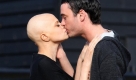 Cancer-stricken reality TV star Jade Goody and her fiance Jack Tweed, right, share a kiss on the drive way of her home in Upshire, southern England Saturday Feb. 21, 2009. The couple are scheduled to marry Sunday in a lavish ceremony at a country house hotel just eight miles from her home. The ceremony will be aired on cable television, and the photographs printed in OK! magazine. A brash young British reality TV star whose ups and downs have captivated the nation is approaching her death the same way she has lived _ on television. Given just months to live from cervical cancer that spread to her liver and bowels, 27-year-old Jade Goody sees no reason to turn the cameras off now. (AP Photo/Chris Radburn/PA Wire) ** UNITED KINGDOM OUT NO SALES NO ARCHIVE ** Foto: ap