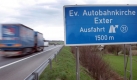 Ein Hinweisschild auf der Autobahn A2 weist auf die Autobahnkirche in Vlotho Exter hin (Foto vom 08.04.2009). Die mehr als 300 Jahre alte Gemeindekirche im Kreis Herford feiert bald ihren 50. Geburtstag als erste evangelische Autobahnkirche der Welt, wie der zuständige Pfarrer Steiner stolz betont. Obwohl bereits 1666 erbaut, wollte die Evangelische Kirche Deutschland 1959 ein Gegenstück im Norden zur ersten katholischen Autobahnkirche in Adelsried an der A8 schaffen. Mittlerweile gibt es bundesweit 33 solcher Entspannungszonen für Reisende Foto: Oliver Krato dpa/lnw (zu KORR vom 10.04.2009) +++(c) dpa - Bildfunk+++ Foto: dpa