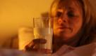 Technischer Hinweis: Die gelbe Lichtstimmung im Foto wurde durch Veraenderung am Weissabgleich der Kamera erzielt. ARCHIV: Eine Frau haelt in Augsburg im Bett liegend fuer eine Fotoillustration ein Glas Milch (Foto vom 21.10.10). Ins Bett gehen, in die warme Decke kuscheln, die Augen schliessen und einschlafen: Fuer viele Menschen ist das gar nicht so einfach. Statt ins Reich der Traeume ueberzusiedeln, liegen sie noch lange wach und rattern durch Gedankenschleifen und Gruebeleien. (zu dapd-Text)
Foto: Annette Zoepf/dapd Foto: dapd