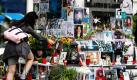 Kerzen, Fotos und Blumen legen Fans an einer Gedenkstätte in München für den toten US-Popstar Michael Jackson nieder. Die deutschen Fans gedenken damit dem morgigen ersten Todestag des Musikers. Foto: ap