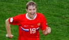 Mittelstürmer Roman Pavlyuchenko (links) steht beim englischen Erstligisten Tottenham Hotspur unter Vertrag. In seinen 29 Länderspielen für Russland traf er bereits 14 Mal und ist mit einem Marktwert von elf Millionen Euro einer der wertvollsten Spieler von Nationaltrainer Guus Hiddink. Im Mittelfeld gesetzt ist Igor Semshov (rechts), der im Januar für fünf Millionen Euro von Dynamo Moskau zu Zenit St. Petersburg wechselte. Foto: dpa