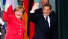 Bundeskanzlerin Angela Merkel (CDU) begrüßt zusammen mit Frankreichs Präsident Nicolas Sarkozy Journalisten vor dem Bundeskanzleramt in Berlin. Merkel war mit Sarkozy zu bilateralen Gesprächen zusammengetroffen.  Foto: dpa