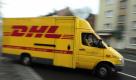 Die Deutsche Post kaufte im Jahr 2002 das amerikanische Unternehmen DHL und legte es mit den eigenen Paketdiensten zusammen. Nun steht der Name weltweit auf den Lieferwagen. Foto: ddp