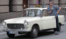 Taxifahrer Matthias Zierau neben seinem Peugeot 404. Das Auto stammt aus dem Jahr 1963 und ist seit März 2011 nach umfangreichen Restaurierungsarbeiten als Klassik-Taxi in der Hauptstadt unterwegs.
 Foto: dapd