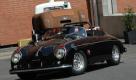 Puristischer als mit einem 356 Cabrio kann man nur noch im America Roadster mit dem Flammen-Dekor an den Kotflügeln, dem kalifornischen Kennzeichen 911 KDM und dem Händlerschild Vasek Polak, Hermosa Beach unterwegs sein. Foto: pi