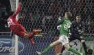 Twentes Nacer Chadli trifft zum 1:0 für die Holländer. Torhüter Sebastian Mielitz und Per Mertesacker können nichts dagegen ausrichten. Am Ende gewinnt Twente Enschede sogar mit 2:0. Foto: AP 