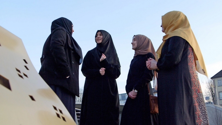 Mit dem Glauben wechselte die zwanzigjährige Katja auch den Freundeskreis. Vor zwei Jahren wurde sie Muslima, musste gegen viele Vorurteile ankämpfen. Szene aus der Vox-Dokumentation