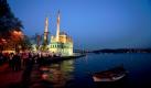 A file picture dated 20 April 2008 shows people enjoying the evening in front of Ortakoy Mosque in Istanbul, Turkey. Istanbul will be one of the three European Capitals of Culture in 2010 along with Essen, Germany, and Pecs, Hungary. Foto: dpa