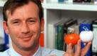 Der Geschäftsführer der Firma BioInside in Teltow, Dr. Frank-Roman Lauter, hält am Donnerstag (15.01.1998) zwei Tomaten in der Hand - eine rote und eine zu Demonstrationszwecken eingefärbte weiße Tomate. Die Firma hat erstmals in Europa ein Fluoreszenzverfahren zur Erbgutanalytik entwickelt, mit dem sich der Anteil von gentechnisch veränderten Pflanzen in Lebensmitteln quantitativ bestimmen läßt. Die Firma verspricht sich eine breite Nutzung des Verfahrens, sobald sich die EU bei der Kennzeichnungspflicht auf einen Grenzwert für den Anteil veränderten Pflanzen an einem Produkt geeinigt hat. dpa COLORplus Foto: dpa