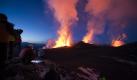 ARCHIV - Vulkanausbruch am Rande des Eyjafjalla-Gletschers (Archivfoto vom 02.04.2010). Die Behörden auf Island haben zum zweiten Mal innerhalb weniger Wochen 700 Menschen wegen eines Vulkanausbruchs in Sicherheit gebracht. Wie der Rundfunksender RUV am Mittwochmorgen meldete, mussten Bewohner am Rande des Eyjafjalla-Gletschers im südlichen Teil der Atlantikinsel ihre Häuser verlassen. Seismologen hatten in der Nacht verstärkte unterirdische Aktivitäten unter dem Gletscher gemessen. EPA/HALLDOR KOLBEINS HALLDOR KOLBEINS +++(c) dpa - Bildfunk+++ Foto: dpa