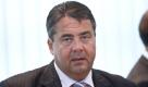 Der Bundesvorsitzende der SPD, Sigmar Gabriel, aufgenommen am Montag (30.08.10) in Berlin zu Beginn einer Sitzung des SPD -Praesidiums. Die SPD-Spitze will das umstrittene Bundesbank-Vorstandsmitglied Thilo Sarrazin aus der Partei ausschliessen. Wir werden ein Parteiausschlussverfahren in Gang setzen, sagte der schleswig-holsteinische SPD-Vorsitzende Ralf Stegner der tageszeitung (Dienstagausgabe vom 31.08.10). Dies sei Beschlusslage des Parteipraesidiums. (zu ddp-Text) Foto: Timur Emek/ddp Foto: ddp