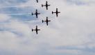 Zuschauer bestaunen eine Staffel der Royal Australian Air Force während der Singapur Flugschau. Die mehrtägige Veranstaltung ist die größte Flugshow Asiens. Foto: Stephen Morrison Foto: dpa