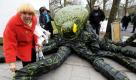 Die Bundesvorsitzende von Bündnis 90/Die Grünen, Claudia Roth (l), 
steht am Dienstag (02.03.2010) an einer von Protestierenden aufgebauten 
sogenannten Datenkrake, vor der Urteilsverkündung über die 
Vorratsdatenspeicherung beim Bundesverfassungsgericht in Karlsruhe. Die 
Massen-Speicherung von Telefon- und Internetdaten zur Strafverfolgung 
ist unzulässig. Das Bundesverfassungsgericht entschied, dass das Gesetz 
zur Vorratsdatenspeicherung nicht mit dem Grundgesetz vereinbar ist. In 
der jetzigen Fassung verstoße es gegen das Telekommunikationsgeheimnis, 
hieß es in dem Urteil. Foto: Ronald Wittek dpa/lsw +++(c) dpa - Bildfunk+++
 Foto: dpa