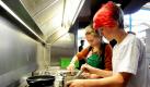 Die Schüler Dominic (links) und Luise kochen in der Markthalle Neun in Berlin. Bei einem Workshop der Vernetzungsstelle Kita und Schulverpflegung lernen Schüler, wie sie sich gesund und ausgewogen ernähren können. Ihnen wird vermittelt, wie sie vollwertige Pausenverpflegung selber herstellen können. Foto: dpa