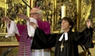 Auch sonst sucht Käßmann den Kontakt zur katholischen Kirche. Hier segnet sie mit dem Hildesheimer Bischof Josef Homeyer die Anwesenden bei einem ökumenischen Gottesdienst für die Opfer der Terroranschläge des 11. September 2001. Foto: ddp