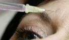 Inzwischen lassen sich jährlich 150.000 Deutsche das Nervengift Botox unter die Haut spritzen, um ihre Mimikfalten zu glätten. Foto: dpa