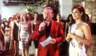 Die FBI-Agentin Gracie Hart (Sandra Bullock, r) steht in dem neuen Kinofilm 'Miss Undercover' (Szenenfoto) während der Wahl zur 'Miss United States' neben dem Moderator der Veranstaltung, Stan Fields (William Shatner). Ein skrupelloser Terrorist mit dem Decknamen 'Citizen' hat angekündigt, den Schönheitswettbewerb in San Antonio durch eine Bombe in ein Blutbad zu verwandeln. Daraufhin wird die burschikose Gracie gegen ihren Willen als Abgesandte des US-Bundesstaates New Jersey namens Gracie Lou Freebush bei der Miss-Wahl eingeschleust, um dem Killer auf die Spur zu kommen, ohne Verdacht zu erregen. Die 'Operation Tanga' beginnt und schon bald stellt der weibliche Undercover-Cop alles auf den Kopf. Am Donnerstag (29.03.2001) kommt die actionreiche Komödie in die deutschen Kinos. dpa Foto: dpa