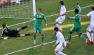 Alles schien auf einen Sieg der Afrikaner hinauszulaufen. In der 16. Minute segelt der Freistoß vom Nigerianer Kalu Uchi an Freund und Feind vorbei ins Tor zur zwischenzeitlichen 1:0-Führung. Foto: dpa