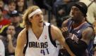 Dallas Mavericks forward Dirk Nowitzki (41) drives against Charlotte Bobcats forward Gerald Wallace, right, during the first half of an NBA basketball game in Dallas on Wednesday, Oct. 27, 2010. Dallas won 101-86. (AP Photo/Mike Fuentes)

Nowitzki startet mit Sieg in NBA-Saison
Vorspann: 	
Text: 	

Dallas (dpa) - Erfolgreicher Auftakt für Dirk Nowitzki: Dank seiner starken Leistung sind die Dallas Mavericks mit einem Sieg in die neue Saison in der nordamerikanischen Profiliga NBA gestartet. Beim 101:86-Heimerfolg gegen die Charlotte Bobcats war der Basketball-Superstar aus Würzburg mit 28 Punkten und 13 Rebounds überragender Akteur auf dem Feld. «Es war eine großartige Leistung von jedem», sagte der 32-jährige Nowitzki. Er will in seiner 13. NBA- Saison den ersten Titel gewinnen will.
Ressort: 	Schlaglichter
Schlagworte: 	Basketball/NBA/ Foto: ap