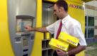 ARCHIV - Ein Postkunde bedient das Terminal einer Packstation der Deutschen Post in Frankfurt (Archivfoto vom 20.08.2002). Trotz Schließung vieler herkömmlicher Filialen weitet die Deutsche Post ihr Angebot für Kunden immer weiter aus. Briefmarken sind weiterhin rund um die Uhr an 3700 Briefmarkenautomaten und DHL-Paketmarken an rund 1000 Packstationen erhältlich. Vorfrankierte Päckchen und Pakete können unabhängig von Filialöffnungen über die Packstationen eingeliefert werden. Ähnlich wie frankierte Briefe per Briefkästen lassen sich mit Paketmarken versehene Sendungen auch über die rund 1000 DHL- Paketboxen verschicken. Foto: Werner Baum dpa/lnw (zu dpa 0290 vom 18.08.2008) +++(c) dpa - Bildfunk+++
 Foto: dpa