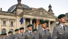 Rekruten der Bundeswehr nehmen am Montag 20.07.2009 vor dem Reichstagsgebäude in Berlin an dem öffentlichen Gelöbnis teil.Der Wehrdienst für junge Männer soll verkürzt werden. Vertreter von Union und FDP haben sich nach Informationen der Deutschen Presse-Agentur dpa vom Donnerstag in Berlin in ihren Koalitionsgesprächen darauf verständigt, die Wehrpflicht grundsätzlich zu erhalten. Der derzeit neun Monate dauernde Wehrdienst solle aber zum 1. Januar 2011 auf sechs Monate verkürzt werden. Foto: dpa