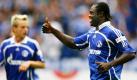 Fußball, Bundesliga, FC Schalke 04 - Borussia Dortmund, am Samstag (18.08.2007) in der Veltins-Arena in Gelsenkirchen. Der Schalker Gerald Asamoah hebt nach seinem Treffer zum 3:0 seinen Daumen. FC Schalke 04 gewinnt die Partie am 2. Spieltag mit 4:1. Foto: dpa