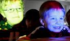 Vorschulkinder experimentieren an der Fakultät für Elektrotechnik der Hochschule Bremen unter dem Motto Entdeckendes Lernen mit farbigem Licht. Bei der Aktion Bremens Kinder greifen nach den Sternen sollen die Kleinen spielerisch an die Naturwissenschaften herangeführt werden. Foto: ddp
