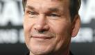US-Schauspieler Patrick Swayze (Archivfoto vom 13.12.2006) hat zugegeben, dass seine Krebserkrankung nicht leicht zu ertragen sei. «Sie können darauf wetten, das ich durch die Hölle gehe. Und ich stehe erst am Anfang», sagte Swayze in einem Interview. «Klar, habe ich Angst. Klar, bin ich sauer. Ich frage mich: Warum gerade ich?», so Swayze, bei dem Ende 2007 Bauchspeicheldrüsenkrebs diagnostiziert wurde. Foto: dpa