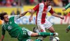 Christian Genter (l.) versucht Florian Heller (r.) vom Ball zu trennen. Foto: dpa