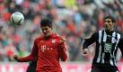 Lauterns Mathias Abel (r) muss zusehen, wie Bayerns Mario Gomez zum 1:0 einköpft. Foto: Andreas Gebert Foto: dpa