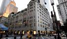 Das Kaufhaus Bergdorf Goodman ist eines der berühmtesten und auch teuersten der New Yorker 5th Avenue. Vom Louboutin-Designer-High-Heel bis zu Schönheitsprodukten kann alles gekauft werden. Foto: Wikipedia/Creative Commons License/Christopher Peterson