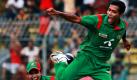 Shafiul Islam aus Bangladesch macht vor Freude Luftsprünge, weil er Brendon McCullum aus Neuseeland im internationalen Cricketmatch in Dhaka besiegt hat. Der Wicketkeeper Mushfiqur Rahim freut sich mit ihm.  Foto: dapd