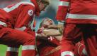 Mit schmerzverzerrtem Gesicht wird Bastian Schweinsteiger auf eine Trage gelegt. Foto: Andreas Gebert Foto: dpa