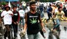 Ausschreitungen in Jakarta: In der indonesischen Hauptstadt sind Regierungsgegner mit der Polizei aneinandergeraten. Nachdem die Polizei mit Steinen beworfen wurde, setzte sie Tränengas ein. Die Demonstranten protestieren gegen eine staatliche Bankenrettung. Foto: ap