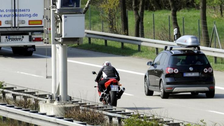 Autofahrer haben am Wochenende meist freie Fahrt. Allerdings müssen sie sich die Straßen nun wieder mit einigen Motorradfahrern teilen.