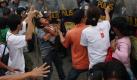 Ein kleiner Junge ist zwischen die Fronten bei Straßenunruhen in Quezon City, nahe Manila, geraten. Foto: Rolex dela Pena Foto: dpa
