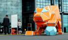 Einer der beiden so genannten Origami-Tiger ist auf dem Washington-Platz in Berlin zu sehen. Die zwei sieben Meter langen, orangefarbenen Kunstwerke aus recyclebarem Kunststoff sollen bis zum 30. August vor dem Hauptbahnhof stehen und dank vieler LED-Lampen nach Einbruch der Dunkelheit pulsierend leuchten. Der World Wilde Fund for Nature (WWF) will mit der Installation auf das Aussterben der Großkatzen in freier Wildbahn aufmerksam machen. Nächste Station der Tierfiguren ist Singapur.  Foto: dpa