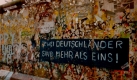 
Momentaufnahmen - Mauerbilder
November 1989, Berlin-Mitte, Mauersprche, Zwei Deutschlnder sind mehr als eins, Foto: Jrgen Lottenburger, Deutsche Kinemathek
Datum: 31.07.2008 Foto: Jürgen Lottenburger / Deutsche Kinemathek