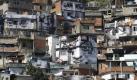 Auch das ist Rio: Favelas - Armensiedlungen - schmiegen sich an die Berghänge. Mit Fotokunst versucht man sie ein wenig attraktiver zu machen. Anders als Slums in anderen Städten grenzen die Favelas oft direkt an noble Viertel. Foto: dpa