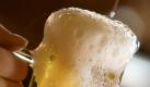 Auch wenn kleine Mengen noch als vertretbar gelten - mit jedem Glas Alkohol steigt das Risiko, an Krebs zu erkranken. Das beginnt schon bei 10 Gramm Alkohol am Tag, also etwa einem Glas Bier. Darauf weist die Deutsche Gesellschaft für Ernährung (DGE) hin.  Foto: dpa