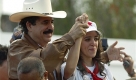 Manuel Zelaya (l.) und seine Tochter Hortensia jubeln in der brasilianischen Botschaft den Anhängern des ehemaligen Staatschefs zu. Die Übergangsregierung um Präsident Roberto Micheletti hatte wiederholt angekündigt, Zelaya werde bei seiner Rückkehr verhaftet. Foto: ap