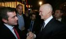 Papandreou sieht Sparkurs durch Kommunalwahlen bestätigt
Vorspann: 	
Text: 	

Athen (dpa) - Griechenlands Ministerpräsident Giorgos Papandreou hat den Sieg seiner Sozialisten bei der zweiten Runde der Regional- und Kommunalwahlen als klares Votum für seinen Sparkurs bezeichnet.

«Die Bürger haben uns gezeigt, dass wir unsere Bemühungen, das Land vom Bankrott zu retten, fortsetzen sollen», sagte er am Sonntagabend im Fernsehen. Papandreous Panhellenische Sozialistische Bewegung (PASOK) hatte zuvor in der Stichwahl wichtige Positionen erobern können. Erstmals seit 24 Jahren stellen sie mit Giorgos Kaminis in Athen wieder den Bürgermeister. Der bisherige Amtsinhaber Nikitas Kaklamanis gestand seine Niederlage ein und gratulierte seinem Gegner.

Die Sozialisten gewannen zudem die Stichwahl um das Amt des Regionalgouverneurs in der bevölkerungsreichsten Region um Athen. Nach Auszählung von mehr als 60 Prozent der Stimmen lag der Kandidat der Sozialisten dort mit 52,5 Prozent in Führung. Im Großraum Athen leben fast 40 Prozent der Griechen.

Wie das Innenministerium am Abend mitteilte, lagen die Sozialisten in acht von insgesamt 13 Regionen des Landes in Führung oder hatten das Rennen bereits gewonnen. Die Wahlbeteiligung erreichte mit nur knapp 40 Prozent einen historisches Tiefststand.

Die konservative oppositionelle Nea Dimokratia (ND) wird in der Hafenstadt Piräus künftig den Bürgermeister stellen. Zudem gewann sie den Angaben zufolge die Regionalwahlen für den Großraum Thessaloniki, der zweitgrößten griechischen Stadt.
Ressort: 	Politik
Schlagworte: 	Wahlen/Griechenland/


Greek Prime Minister Giorgos Papandreou (R) congratulates the newly elected Mayor of Athens Giorgos Kaminis (L) for his victory in the second round of the Regional Elections, in Athens, Greece, 14 November 2010. Kaminis is the first candidate to win the municipality with the support of the Socialist Party (PASOK), after 26 years of conservative rule in the Greek capital. eeks voted in a runoff election for nearly a dozen undecided regions and most municipalities, seen as a referendum on government austerity asures. EPA/ALEXANDORS BELTES +++(c) dpa - Bildfunk+++ Foto: dpa