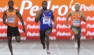 US-Sprinter Tyson Gay (Mitte) setzte sich beim Leichtathletik-Meeting im polnischen Stettin gegen den Jamaikaner Ainslej Waugh (links) und den Tschechen Jiri Vojtik durch. Er gewann das Rennen über 200 Meter in 20,21 Sekunden.

 Foto: ap